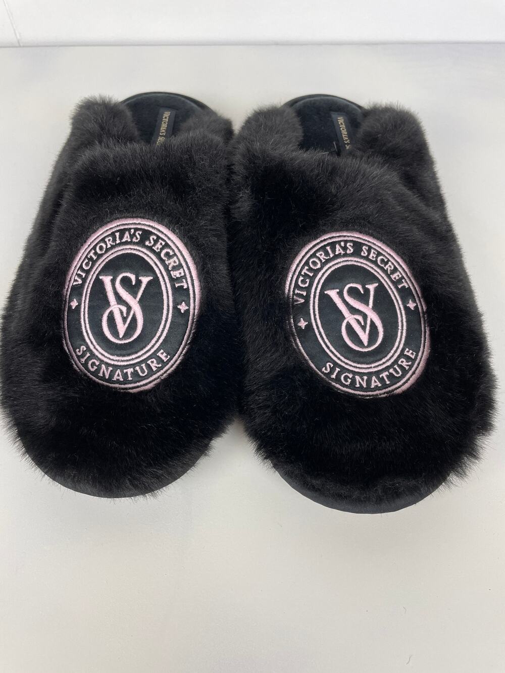NWT Victoria's Secret Black Faux Fur Closed-Toe Slippers Signature Crest Medium